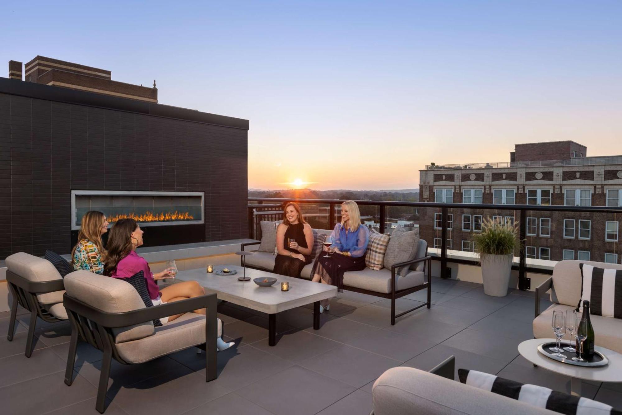 106 Jefferson Huntsville, Curio Collection By Hilton Exterior photo